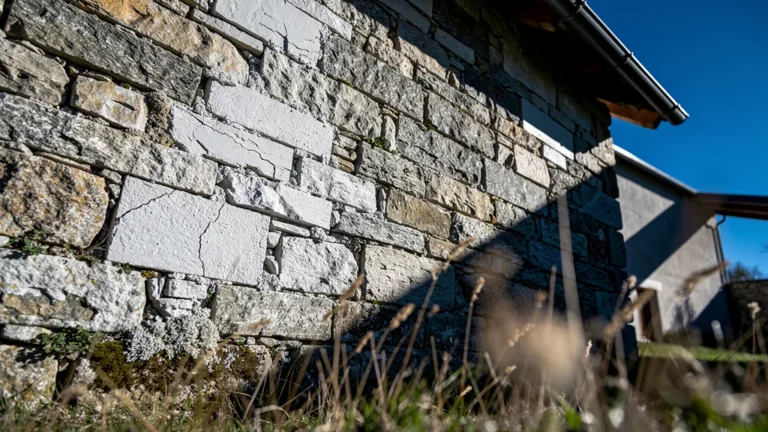 Mur en silicate très exposé aux intempéries, montrant la texture minérale et la durabilité du revêtement